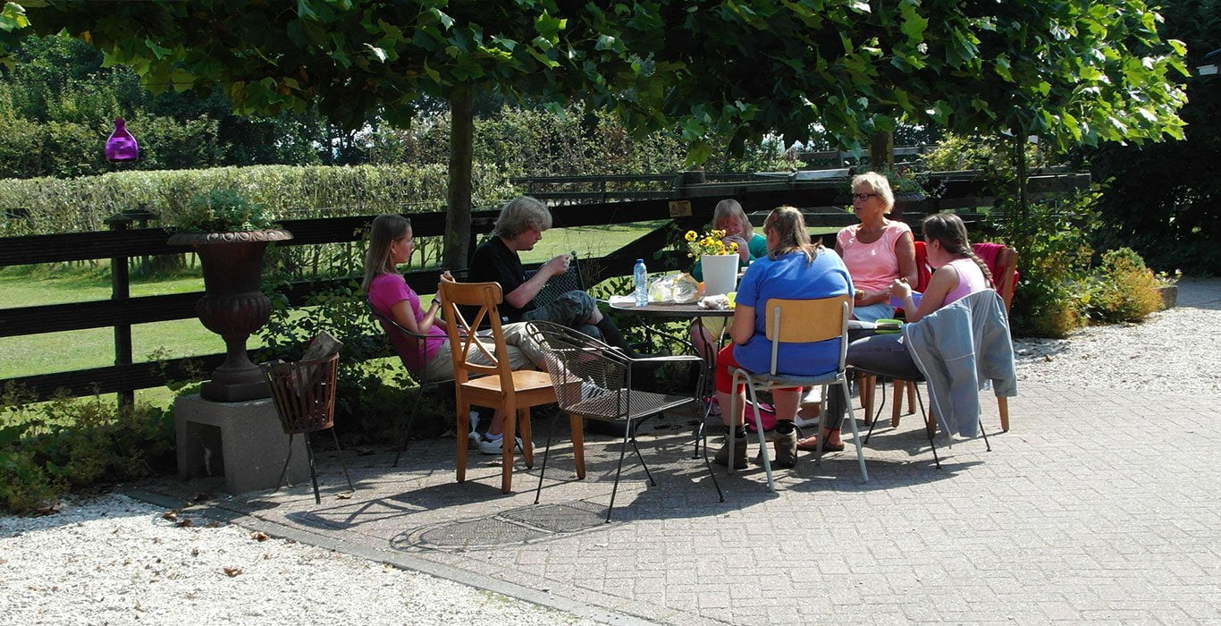 Samen aan tafel op het terras